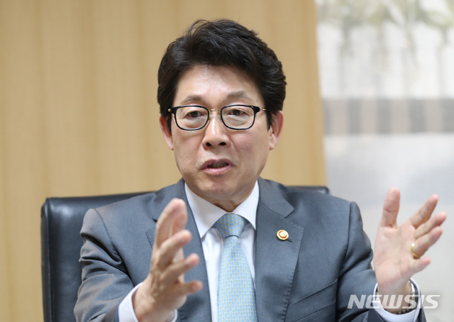 【서울=뉴시스】 전진환 기자 = 조명래 환경부 장관이 24일 오후 서울 중구 서울스퀘어에 위치한 서울상황실에서 뉴시스와 인터뷰하고 있다. 2019.05.27. amin2@newsis.com