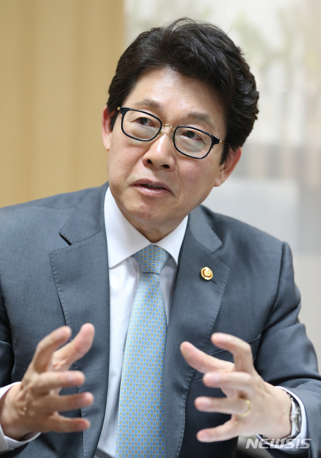 【서울=뉴시스】 전진환 기자 = 조명래 환경부 장관이 24일 오후 서울 중구 서울스퀘어에 위치한 서울상황실에서 뉴시스와 인터뷰하고 있다. 2019.05.27. amin2@newsis.com