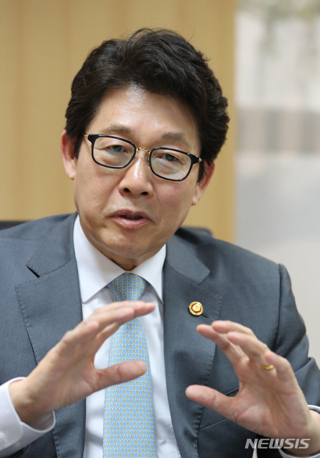 【서울=뉴시스】 전진환 기자 = 조명래 환경부 장관이 24일 오후 서울 중구 서울스퀘어에 위치한 서울상황실에서 뉴시스와 인터뷰하고 있다. 2019.05.27. amin2@newsis.com