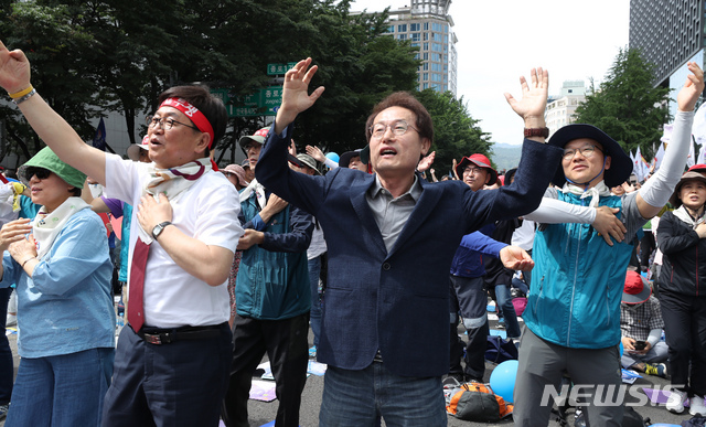 【서울=뉴시스】이윤청 기자 = 조희연 서울시 교육감이 25일 서울 종로구 종각역 인근에서 열린 전교조 결성 30주년 전국교사대회에 참석해 있다. 2019.05.25. radiohead@newsis.com