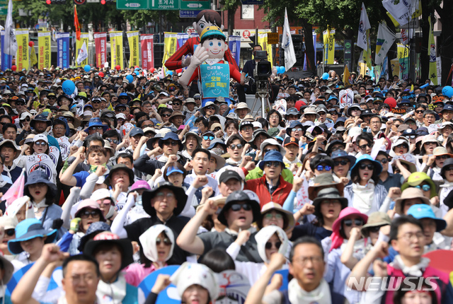 【서울=뉴시스】이윤청 기자 = 전국교직원노동조합원들이 25일 서울 종로구 종각역 인근에서 전교조 결성 30주년 전국교사대회를 열고 법외노조 취소, 해고자 원직 복직 등을 촉구하고 있다. 2019.05.25. radiohead@newsis.com