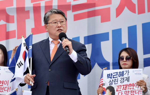 【대구=뉴시스】우종록 기자 = 조원진 대한애국당 대표가 25일 오후 대구 남구 대명동 서부정류장 일대에서 열린 ‘제125차 태극기 집회’에 참석해 발언하고 있다. 2019.05.25. wjr@newsis.com