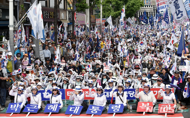 【대구=뉴시스】우종록 기자 = 25일 오후 대구 남구 대명동 서부정류장 일대에서 대한애국당 및 참석자들이 ‘제125차 태극기 집회’를 열고 태극기를 흔들며 구호를 외치고 있다. 2019.05.25.wjr@newsis.com