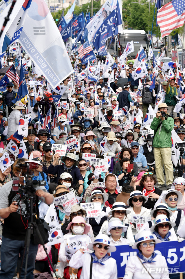 【대구=뉴시스】우종록 기자 = 25일 오후 대구 남구 대명동 서부정류장 일대에서 대한애국당 및 참석자들이 ‘제125차 태극기 집회’를 열고 태극기를 흔들며 구호를 외치고 있다. 2019.05.25.wjr@newsis.com