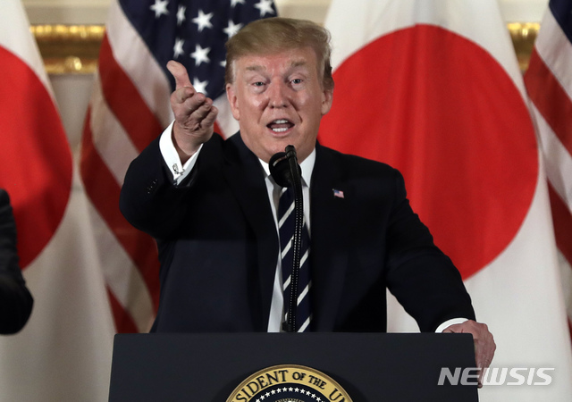 【도쿄=AP/뉴시스】 도널드 트럼프 미국 대통령이 25일 도쿄(東京) 미나토(港)구 주일 미국 대사관저에서 열린 만찬회에서 연설하고 있다. 트럼프 대통령은 미일 기업 대표 등이 참석한 이날 만찬에서 "미일 무역이 더 공정해야 한다"며 일본을 압박했다. 2019.05.25.