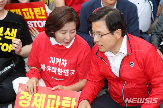 【서울=뉴시스】김병문 기자 = 자유한국당 황교안 대표와 나경원 원내대표가 25일 오후 서울 종로구 세종문화회관 앞에서 열린 '문재인 STOP, 국민이 심판합니다!' 규탄대회에 참석해 대화를 나누고 있다. 2019.05.25.&nbsp; dadazon@newsis.com