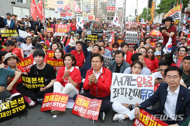 【서울=뉴시스】김병문 기자 = 자유한국당 황교안 대표와 나경원 원내대표를 비롯한 지지자들이 25일 오후 서울 종로구 세종문화회관 앞에서 열린 '문재인 STOP, 국민이 심판합니다!' 규탄대회에 참석해 박수를 치고 있다. 2019.05.25.&nbsp; dadazon@newsis.com