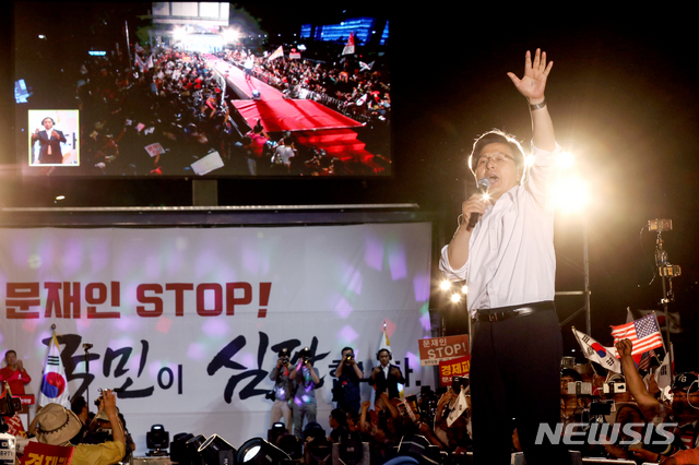 【서울=뉴시스】김병문 기자 = 자유한국당 황교안 대표가 25일 오후 서울 종로구 세종문화회관 앞에서 열린 '문재인 STOP, 국민이 심판합니다!' 규탄대회에 참석해 발언을 하고 있다. 2019.05.25. dadazon@newsis.com