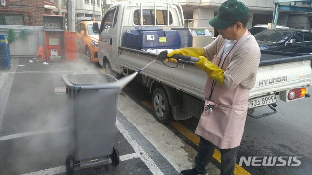 【서울=뉴시스】서울 송파구는 때 이른 무더위가 시작됨에 따라 일반주택가 음식물쓰레기 RFID 종량기(RFID 종량기)에 대해 세척 등 집중관리에 나선다고 26일 밝혔다. 2019.05.26. (사진=송파구 제공)