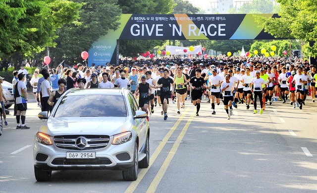 【서울=뉴시스】26일 서울 상암월드컵공원에서 개최된 제4회 메르세데스-벤츠 기브앤레이스 참가자들이 리드카인 더 뉴 GLC 350 e 4MATIC을 따라 출발하고 있다. (사진=메르세데스-벤츠 제공) 2019.05.26