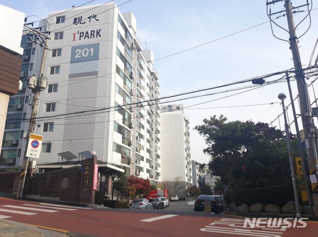 【서울=뉴시스】김가윤 기자 = 서울 강서구 염창동 249-11 염창현대2차 201동 9층 903호가 경매에 나왔다. 1993년 12월 준공한 1개동 106가구 단지로 물건은 14층 건물 중 9층이다. 전용면적은 82.7㎡, 방 3개 욕실 2개 계단식 구조다. 2019.05.27 (제공=지지옥션) yoon@newsis.com