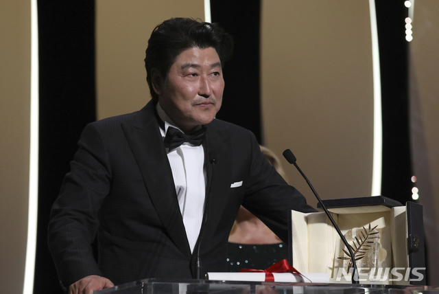 【칸=AP/뉴시스】배우 송강호가 25일(현지시간) 프랑스 칸에서 열린 제72회 칸 국제영화제시상식에서 영화 '기생충'이 '황금종려상'을 받은 후 소감을 말하고 있다. 한국 영화가 칸영화제 최고 상인 황금종려상을 받은 것은 사상 처음으로 봉준호 감독은 "함께한 위대한 배우들이 없었다면 한 장면도 찍을 수 없었을 것"이라고 배우들에게 고마움을 전했다. 봉 감독은 '괴물'(2006, 감독주간) '도쿄!'(2008, 주목할 만한 시선) '마더'(2009, 주목할 만한 시선) '옥자'(2017, 경쟁)에 이어 5번째로 칸에 입성해 상을 받았다. 2019.05.26.