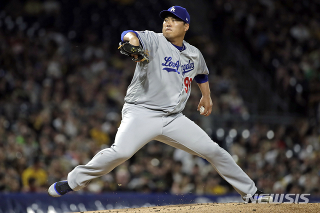 【피츠버그=AP/뉴시스】 LA 다저스의 류현진이 26일(한국시간) 미국 펜실베이니아주 피츠버그의 PNC파크에서 열린 2019 메이저리그(MLB) 피츠버그 파이어리츠와의 원정경기에 선발등판해 역투하고 있다. 