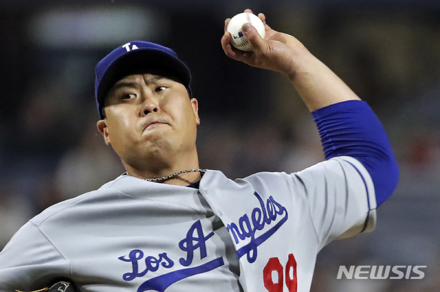 【피츠버그=AP/뉴시스】LA 다저스의 류현진이 25일(현지시간) 미 펜실베이니아주 피츠버그의 PNC 파크에서 열린 2019 메이저리그 피츠버그 파이어리츠와 경기에 선발로 나서 역투하고 있다. 류현진은 6이닝 10피안타 무사사구 3탈삼진 2실점으로 팀의 7-2 승리를 이끌었고 타석에서도 시즌 첫 2루타로 결승타점을 올리는 등 투타에서 활약했다. 2019.05.26. 