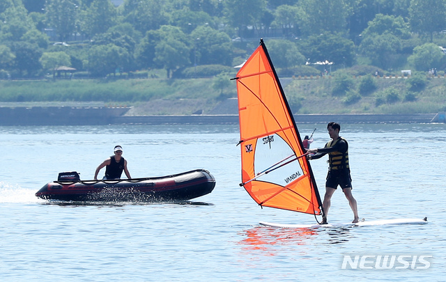 【서울=뉴시스】이윤청 기자 = 전국에 무더위가 계속되며 서울 낮 최고기온 30도를 기록한 지난달 26일 서울 광진구 뚝섬 한강공원에서 시민들이 수상레저를 즐기고 있다. 2019.05.26. radiohead@newsis.com