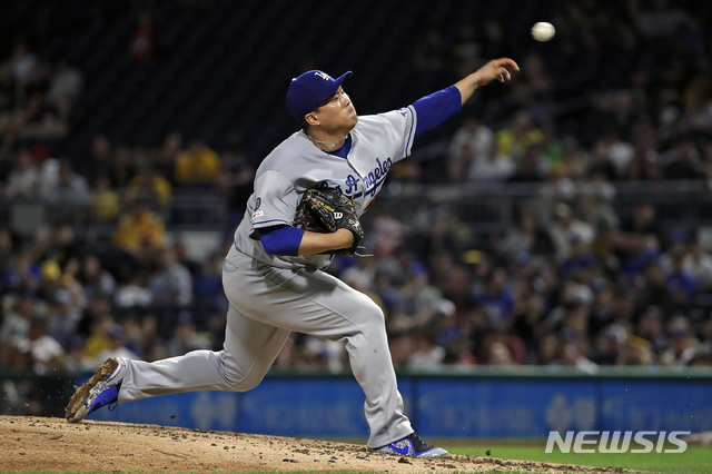 【피츠버그=AP/뉴시스】LA 다저스의 류현진이 25일(현지시간) 미 펜실베이니아주 피츠버그의 PNC 파크에서 열린 2019 메이저리그 피츠버그 파이어리츠와 경기에 선발로 나서 역투하고 있다.&nbsp; 류현진은 6이닝 10피안타 무사사구 3탈삼진 2실점으로 팀의 7-2 승리를 이끌었고 타석에서도 시즌 첫 2루타로 결승타점을 올리는 등 투타에서 활약했다. 2019.05.26. 