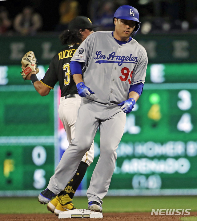  【피츠버그=AP/뉴시스】LA 다저스의 류현진이 25일(현지시간) 미 펜실베이니아주 피츠버그의 PNC 파크에서 열린 2019 메이저리그 피츠버그 파이어리츠와의 경기에서 4회 1타점 2루타를 치고 2루에 안착하고 있다.&nbsp; 류현진은 6이닝 10피안타 무사사구 3탈삼진 2실점으로 팀의 7-2 승리를 이끌었고 타석에서도 시즌 첫 2루타로 결승타점을 올리는 등 투타에서 활약했다. 2019.05.26.&nbsp; 