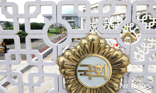 【서울=뉴시스】이종철 기자 = 선거제·검찰개혁법 패스트트랙(신속처리안건) 지정으로 촉발된 여야의 극한대치 국면이 좀처럼 출구를 찾지 못하면서 추경 처리를 위한 5월 임시국회 소집은 사실상 물건너 간 상황인 가운데 26일 서울 여의도 국회가 닫힌 문 사이로 보이고 있다. 2019.05.26.&nbsp; jc4321@newsis.com