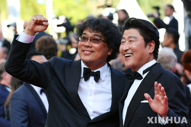 (190526) -- CANNES, May 26, 2019 (Xinhua) -- Director Bong Joon-Ho (L) and actor Kang-Ho Song pose on the red carpet of the closing ceremony of the 72nd Cannes Film Festival, in Cannes, France, on May 25, 2019. The curtain of the 72nd edition of the Cannes Film Festival fell on Saturday evening, with South Korean movie "Parasite" winning this year's most prestigious award, the Palme d'Or. (Xinhua/Zhang Cheng) 