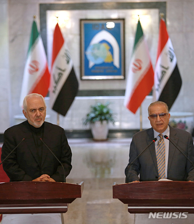 【바그다드=AP/뉴시스】모하메드 알 하킴 이라크 외무장관(오른쪽)이 26일(현지시간) 바그다드 외무부 청사에서 모하마드 자바드 자리프 이란 외무장관과 기자회견을 하고 있다. 2019.05.27.