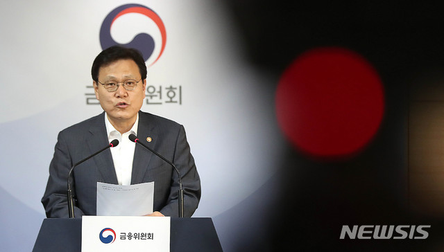 【서울=뉴시스】추상철 기자 = 최종구 금융위원장이 26일 오후 서울 종로구 정부서울청사에서 '키움뱅크 컨소시엄'과 토스뱅크 컨소시엄'에 대한 신규 인터넷전문은행 인가를 불허 했다고 발표하고 있다. 2019.05.26.&nbsp; scchoo@newsis.com