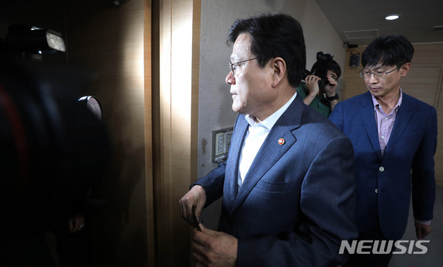 【서울=뉴시스】추상철 기자 = 최종구 금융위원장이 26일 오후 서울 종로구 정부서울청사에서 '키움뱅크 컨소시엄'과 토스뱅크 컨소시엄'에 대한 신규 인터넷전문은행 인가를 불허 했다고 발표한 후 브리핑룸을 나서고 있다. 2019.05.26.&nbsp; scchoo@newsis.com