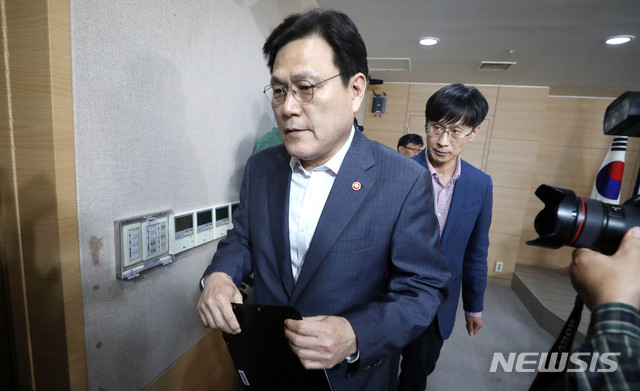 【서울=뉴시스】추상철 기자 = 최종구 금융위원장이 26일 오후 서울 종로구 정부서울청사에서 '키움뱅크 컨소시엄'과 토스뱅크 컨소시엄'에 대한 신규 인터넷전문은행 인가를 불허 했다고 발표한 후 브리핑룸을 나서고 있다. 2019.05.26. scchoo@newsis.com