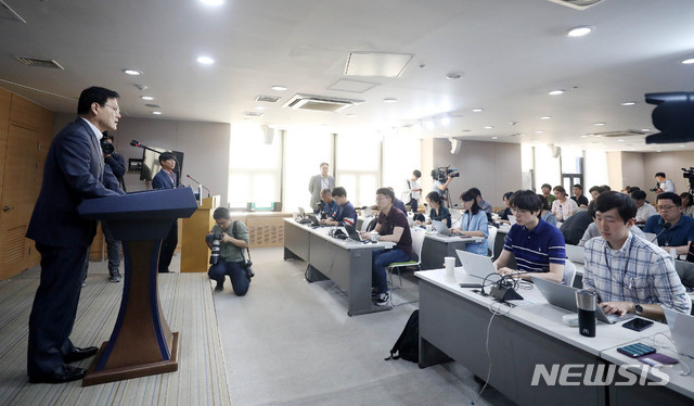 【서울=뉴시스】추상철 기자 = 최종구 금융위원장이 26일 오후 서울 종로구 정부서울청사에서 '키움뱅크 컨소시엄'과 토스뱅크 컨소시엄'에 대한 신규 인터넷전문은행 인가를 불허 했다고 발표하고 있다. 2019.05.26.&nbsp; scchoo@newsis.com