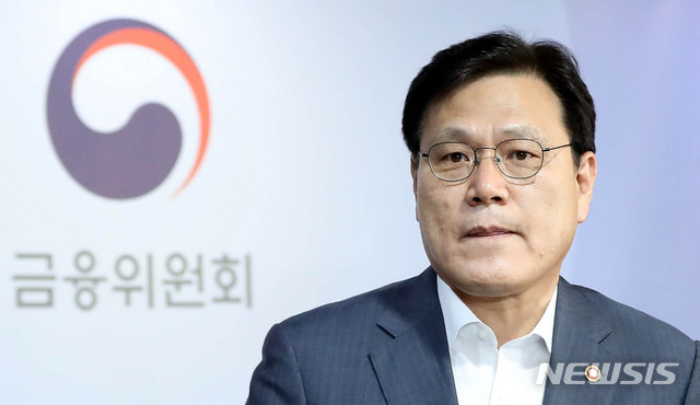 【서울=뉴시스】추상철 기자 = 최종구 금융위원장이 26일 오후 서울 종로구 정부서울청사에서 '키움뱅크 컨소시엄'과 토스뱅크 컨소시엄'에 대한 신규 인터넷전문은행 인가를 불허 했다고 발표한 후 브리핑룸을 나서고 있다. 2019.05.26. scchoo@newsis.com