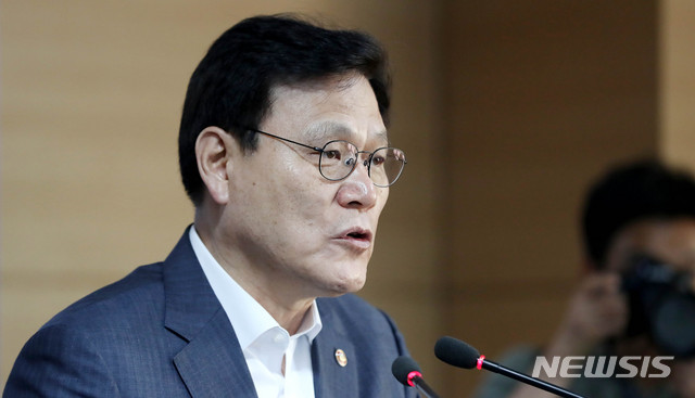 【서울=뉴시스】추상철 기자 = 최종구 금융위원장이 26일 오후 서울 종로구 정부서울청사에서 '키움뱅크 컨소시엄'과 토스뱅크 컨소시엄'에 대한 신규 인터넷전문은행 인가를 불허 했다고 발표하고 있다. 2019.05.26.&nbsp; scchoo@newsis.com