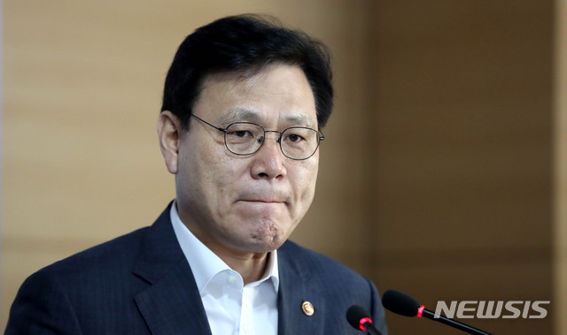 【서울=뉴시스】추상철 기자 = 최종구 금융위원장이 26일 오후 서울 종로구 정부서울청사에서 '키움뱅크 컨소시엄'과 토스뱅크 컨소시엄'에 대한 신규 인터넷전문은행 인가를 불허 했다고 발표한 후 취재진 질문을 듣고 있다. 2019.05.26. scchoo@newsis.com