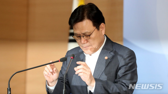 【서울=뉴시스】추상철 기자 = 최종구 금융위원장이 26일 오후 서울 종로구 정부서울청사에서 신규 인터넷전문은행 인가와 관련 발표를 하기 전 준비를 하고 있다.이날 최 위원장은 '키움뱅크 컨소시엄'과 토스뱅크 컨소시엄'에 대한 신규 인터넷전문은행 인가를 불허 했다고 발표했다. 2019.05.26. scchoo@newsis.com