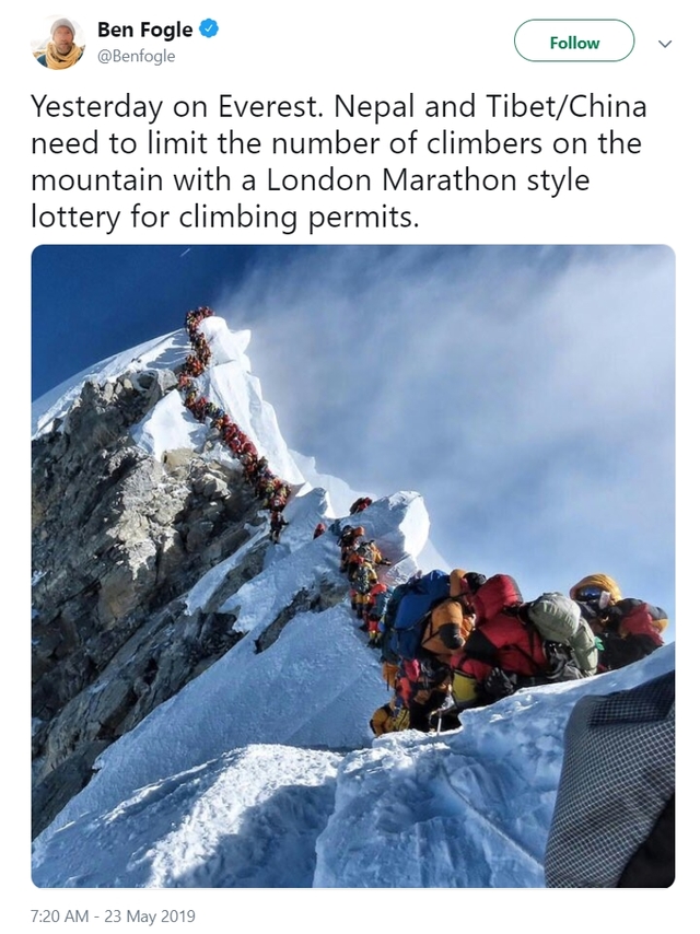 【서울=뉴시스】잇따른 등반가들의 죽음으로 에베레스트 등반허가 강화 및 등산객 인원수 제한 등 조치가 필요하다는 목소리가 부상하고 있다. 사진은 영국 방송인 벤 퍼글이 지난 23일 자신의 트위터를 통해 공개한 에베레스트 정상 인근 모습. 2019.05.27. 