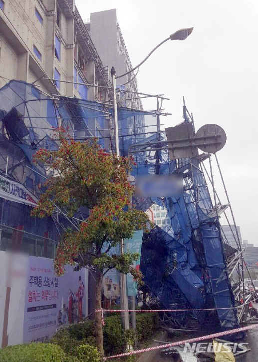 강풍에 오피스텔 신축현장 외벽 안전펜스 쓰러져…인명피해 없어