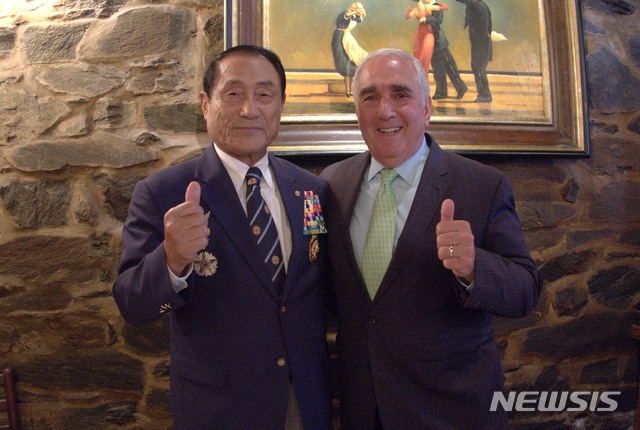 【서울=뉴시스】 김진호 재향군인회장과 존 틸러리 전 연합군사령관. (향군 제공)