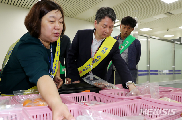 【청주=뉴시스】천영준 기자 = 27일 청주국제공항을 방문한 한창섭(가운데) 충북도 행정부지사가 아프리카돼지열병 유입 방지를 위해 여행객 수하물 등에 대한 검사 현장을 점검하고 있다. 2019.5.27. (사진=충북도 제공) photo@newsis.com