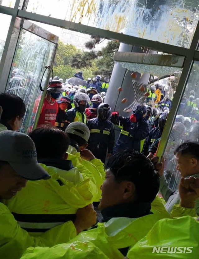 【울산=뉴시스】안정섭 기자 = 27일 오후 현대중공업 울산 본사 본관 입구에서 노조 조합원들과 회사 관계자들이 대치하고 있다. 2019.05.27. (사진=현대중공업 제공) photo@newsis.com 