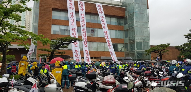 【울산=뉴시스】배병수 기자 = 27일 오후 현대중공업 노조가 오는 31일 물적분할 주주총회가 열리는 울산 동구 한마음회관에서 점거농성을 벌이고 있다. 2019.05.27. bbs@newsis.com