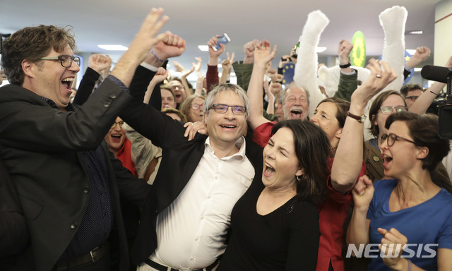  【베를린=AP/뉴시스】26일(현지시간) 독일의 유럽의회 선거출구조사 결과가 발표된 이후 녹색당 당사에서 환호가 터졌다. 이날 출구조사에서 집권 기독민주당·기독사회당 연합이 저조한 득표율로 승리를 하고, 녹색당이 급부상한 것으로 나타났다. 2019.05.27 
