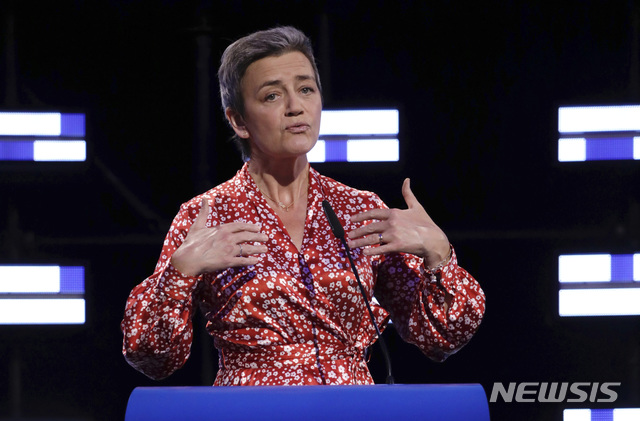 【브뤼셀=AP/뉴시스】 유럽의회 선거를 마친 27일(현지시간) 마르그레테 베스타게르 EU 경쟁담당 집행위원이 연단에서 발언을 하고 있다. 2019.05.29.