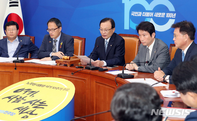 【서울=뉴시스】이종철 기자&nbsp; = 27일 서울 여의도 국회에서 열린 민주당 최고위원회의에서 이해찬 대표가 모두발언을 하고 있다. 2019.05.27. jc4321@newsis.com