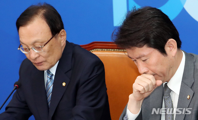 【서울=뉴시스】이종철 기자 = 27일 서울 여의도 국회에서 열린 민주당 최고위원회의에서 이해찬 대표와 이인영 원내대표가 심각한 표정을 하고 있다. 2019.05.27.&nbsp; jc4321@newsis.com 
