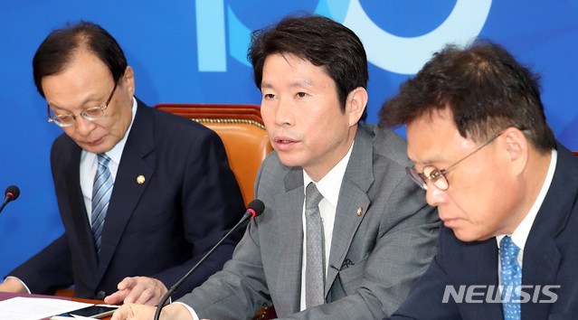 【서울=뉴시스】이종철 기자 = 27일 서울 여의도 국회에서 열린 민주당 최고위원회의에서 이인영 원내대표가 모두발언을 하고 있다. 2019.05.27. jc4321@newsis.com