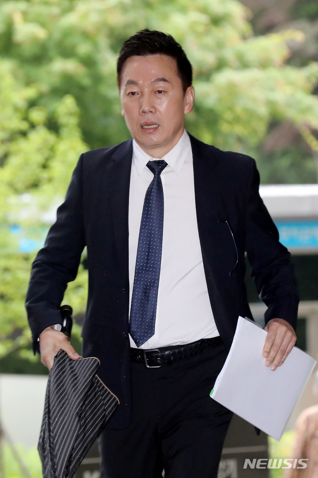 【서울=뉴시스】김병문 기자 = 성추행 의혹 보도에 대해 허위라고 주장하다 명예훼손으로 고소당한 정봉주 전 의원이 지난 5월27일 오전 서울 서초구 서울중앙지방법원에서 열린 1차 공판에 출석하고 있다. 2019.05.27. dadazon@newsis.com