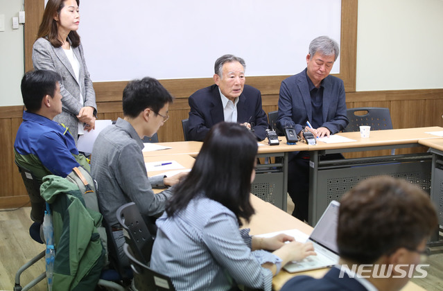 【서울=뉴시스】박미소 기자 = 조성우(왼쪽) 6.15남측위원회 상임대표가 27일 오전 서울 종로구 6.15 남측위원회 사무실에서 열린 '6.15 민족공동위원회 실무협의 결과 브리핑 및 기자간담회'에서 모두발언을 하고 있다. 2019.05.27. misocamera@newsis.com