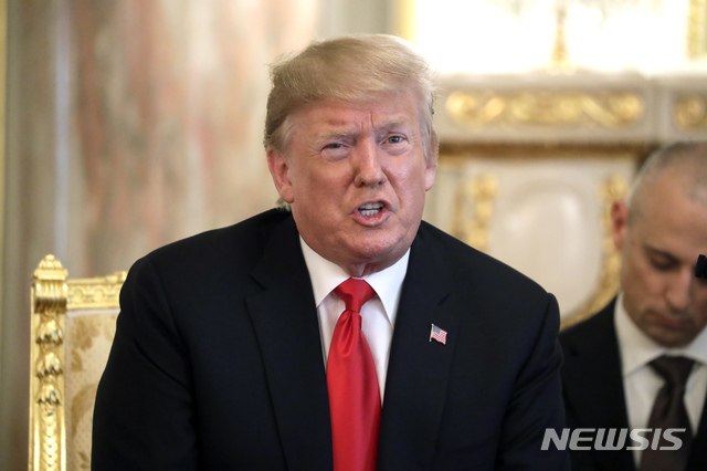 【도쿄=AP/뉴시스】도널드 트럼프 미국 대통령이 27일 일본 도쿄 시내에 있는 영빈관 아카사카 별궁에서 아베 신조 총리와 회담을 시작하기 전 모두발언을 하고 있다. 2019.05.27