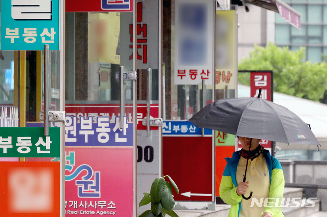 【서울=뉴시스】김병문 기자 = 주택가격이 지난 1월이후 4개월 연속 하락하고 있다.지난 26일 KB부동산 리브온(Liiv ON)이 발표한 월간 KB주택시장동향에 따르면 5월 전국 주택값 변동률은 전월대비 -0.07%를 기록했다. 매매의 경우 서울의 전체 집값은 전달보다 0.05% 상승했다. 대신 서울 아파트 가격은 -0.06% 하락했다.사진은 27일 오후 서울 송파구의 한 공인중개소 모습. 2019.05.27. dadazon@newsis.com