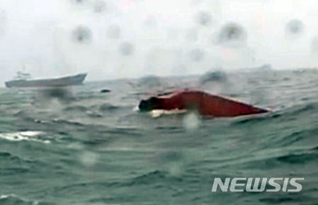 【부산=뉴시스】 27일 낮 12시 31분께 부산 서구 두도 북동쪽 2.2㎞ 해상에서 유창청소선 A호(22t·승선원 3명)가 전복돼 승선원 3명 중 1명은 인근에 있던 도선선에서 의해 구조됐지만 나머지 선원 2명은 실종됐다.2019.05.27. (사진=부산해경 제공)photo@newsis.com