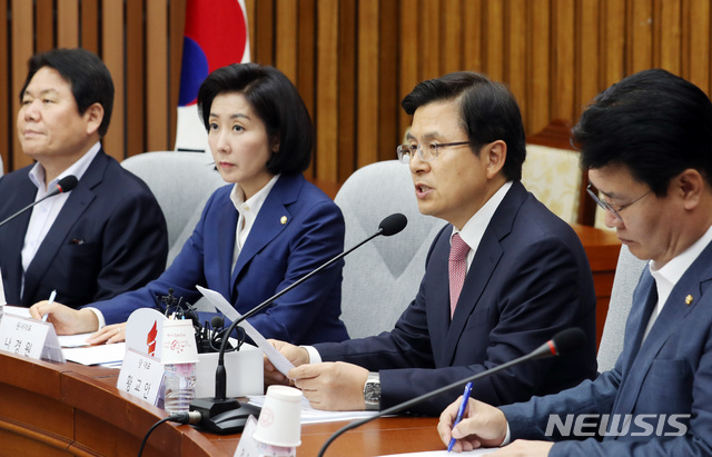 【서울=뉴시스】이종철 기자 = 27일 서울 여의도 국회에서 열린 자유한국당 당대표 주재 상임위원장·간사단 연석회의에서 황교안 대표가 모두발언을 하고 있다. 2019.05.27. jc4321@newsis.com