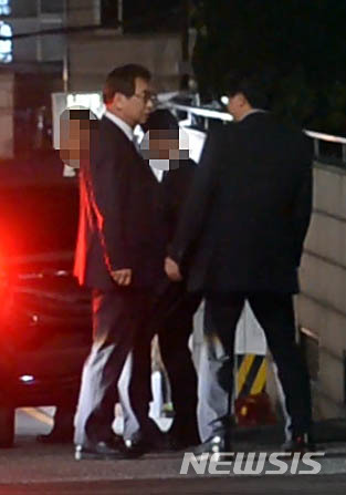 【서울=뉴시스】 문재인 대통령의 '복심'이라 불리는 최측근 양정철 민주연구원장이 최근 서훈 국정원장과 비밀 회동을 가졌다.  양정철 (오른쪽) 원장과 서훈 국정원장이 지난 21일 서울 강남구의 한 한정식 식당에서 회동을 마치고 나와 식당 입구에서 이야기를 나누고 있다. 2019.05.27. (사진=더팩트 제공)  photo@newsis.com  